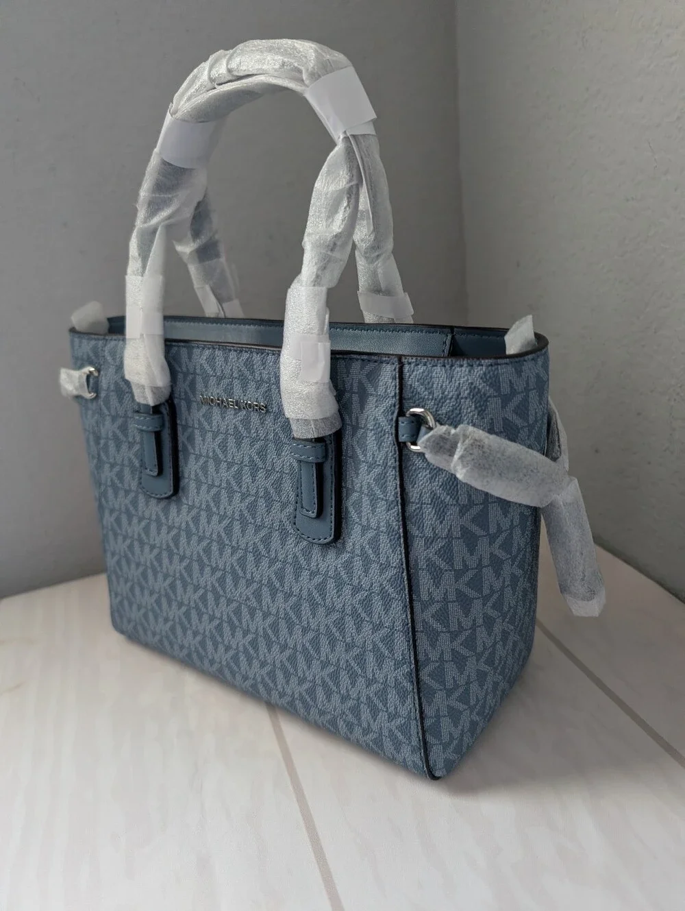 NWT Michael Kors Voyager Extra-Small Signature Logo Tote Crossbody Bag In Denim